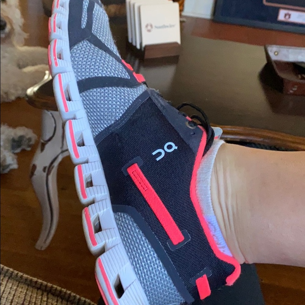 Tennis shoes
